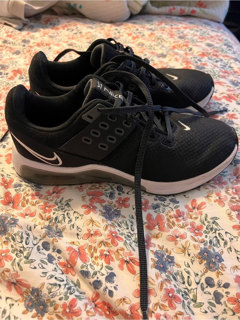 Nike Air Max Bella TR 4 Black and white training/ Running Shoes - Picture 5 of 13